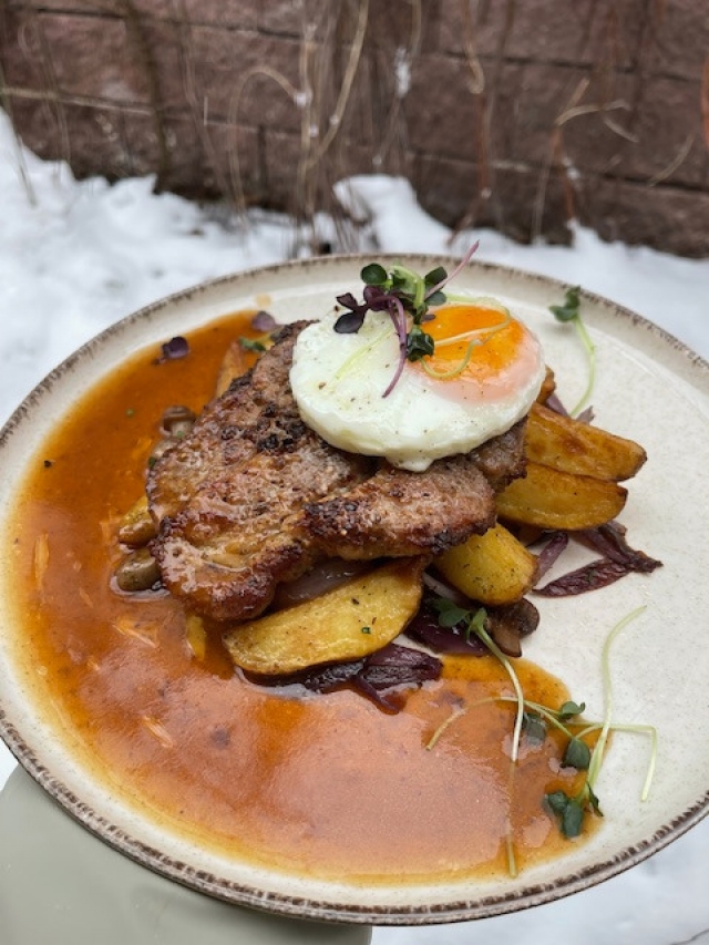 Medailonky z vepřové panenky na grilu, sázené vejce, červená cibule, opečené plátky brambor