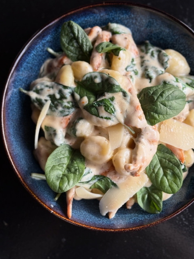 Gnocchi s kuřecím masem,baby špenátem a smetanou, hobliny sýru Grana Padano