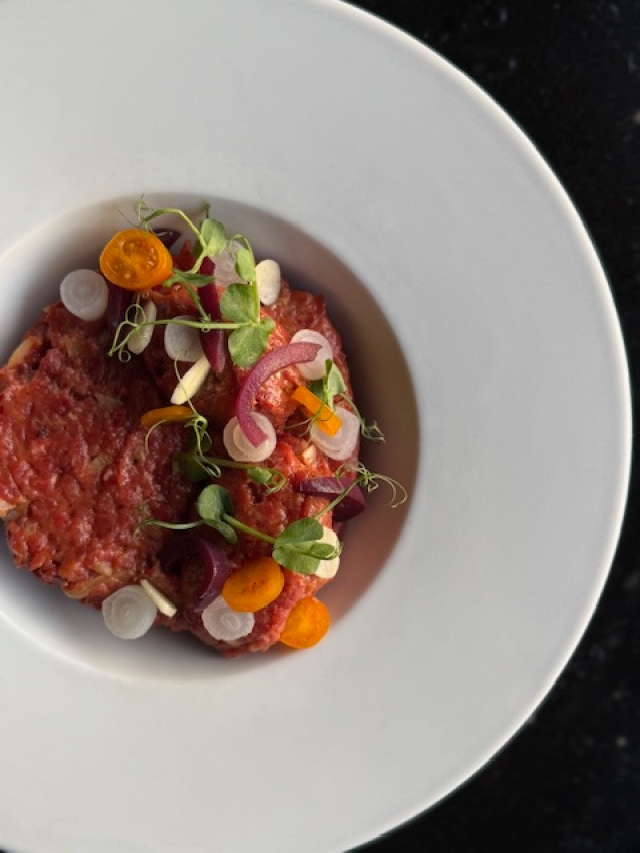 Hovězí tatarák (námi namíchaný), topinky