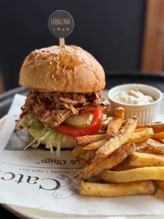TRHAČ burger - trhané vepřové maso v naší housce, sýr cheddar, čerstvá zelenina, domácí mayo, naše hranolky