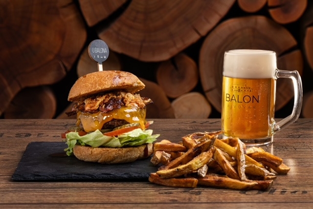 FEŠÁK burger - hovězí mleté maso v naší housce, sýr cheddar, čerstvá zelenina, domácí mayo, naše hranolky